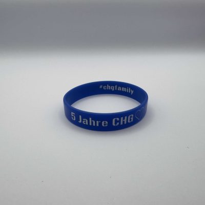 Blaues Armband für fünf Jahre Teilnahme im Camp Halligalli Ferienlager