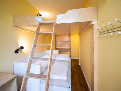 Mehrbettzimmer mit Hochstockbett im Raumquartier Brandenburg für Teilnehmende im Ferienlager in Brandenburg an der Havel.