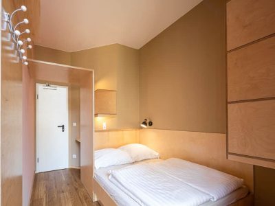 Modern gestaltetes Zimmer im Raumquartier Brandenburg für das Ferienlager in Brandenburg an der Havel.