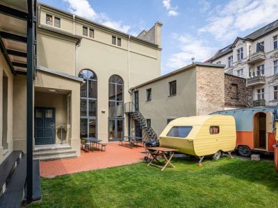 Wohnwagen im Garten des Raumquartiers Brandenburg beim Ferienlager in Brandenburg an der Havel.