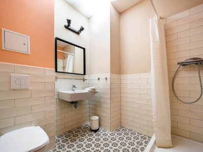 Badezimmer im Raumquartier Brandenburg als Teil der Unterkunft im Ferienlager in Brandenburg an der Havel.