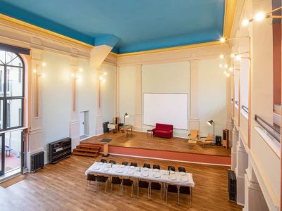 Großer Aufenthaltsraum mit Bühne im Raumquartier Brandenburg für das Ferienlager in Brandenburg an der Havel.