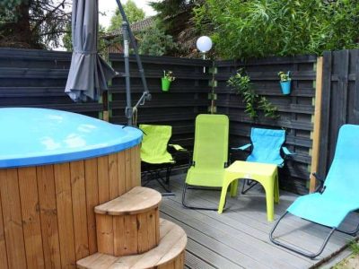 Badefass auf dem Außengelände des Schullandheims Neukirchen beim Ferienlager in Sachsen.