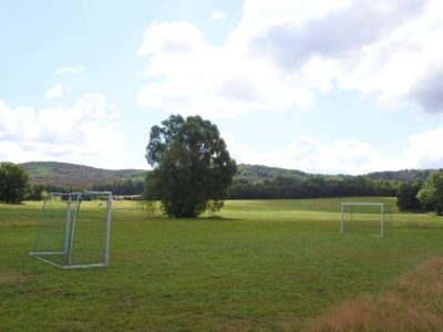 Fußballplatz am Schullandheim Neukirchen für sportliche Aktivitäten im Ferienlager in Sachsen.