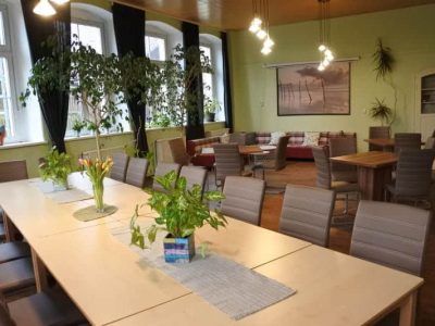 Gruppenraum im Schullandheim Neukirchen für Workshops und gemeinsame Aktivitäten im Ferienlager in Sachsen.