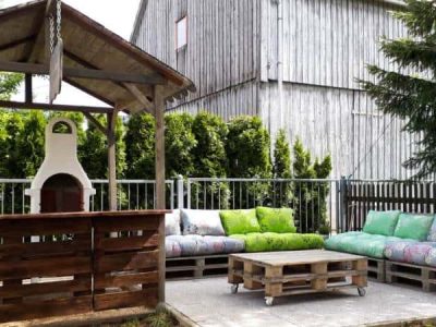 Außengelände des Schullandheims Neukirchen mit Platz für Freizeit und Bewegung im Ferienlager in Sachsen.