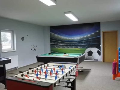 Kickertisch im Aufenthaltsbereich des Schullandheims Neukirchen im Ferienlager in Sachsen.
