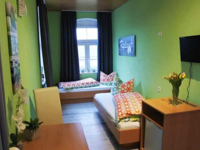 Zweibettzimmer im Schullandheim Neukirchen für Teilnehmende im Ferienlager in Sachsen.