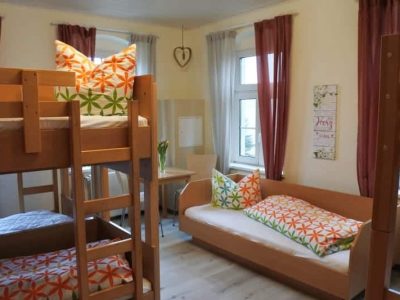 Mehrbettzimmer der Unterkunft im Schullandheim Neukirchen für das Ferienlager in Sachsen.